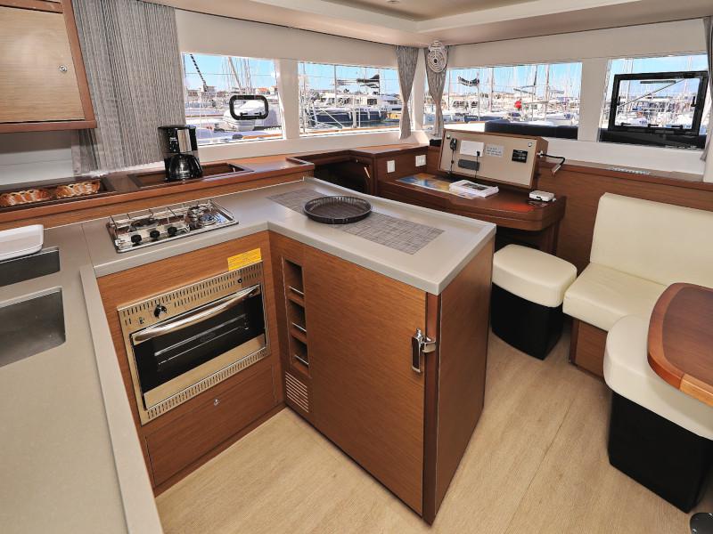 Book yachts online - catamaran - Lagoon 450 F - OLIVER Air condition in salon Generator - rent