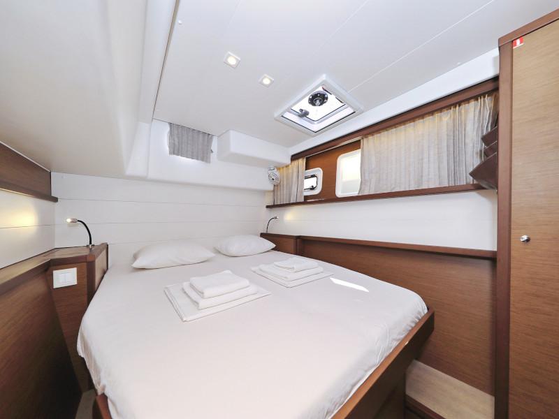 Book yachts online - catamaran - Lagoon 450 F - OLIVER Air condition in salon Generator - rent