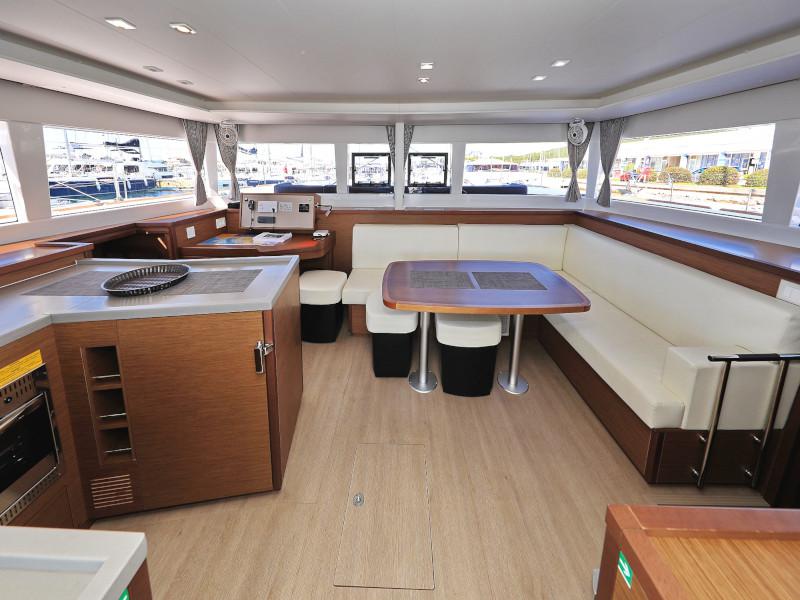 Book yachts online - catamaran - Lagoon 450 F - OLIVER Air condition in salon Generator - rent