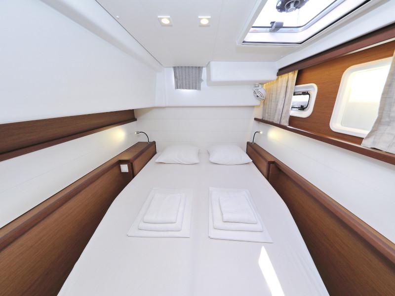 Book yachts online - catamaran - Lagoon 450 F - OLIVER Air condition in salon Generator - rent