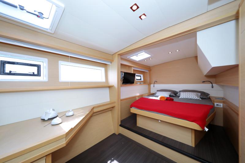 Book yachts online - catamaran - Lagoon 52 - SEA DWELLER  - rent