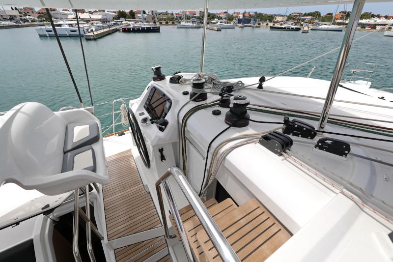 Book yachts online - catamaran - Lagoon 52 - SEA DWELLER  - rent