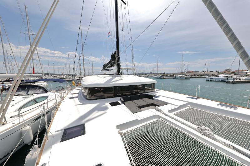 Book yachts online - catamaran - Lagoon 52 - SEA DWELLER  - rent
