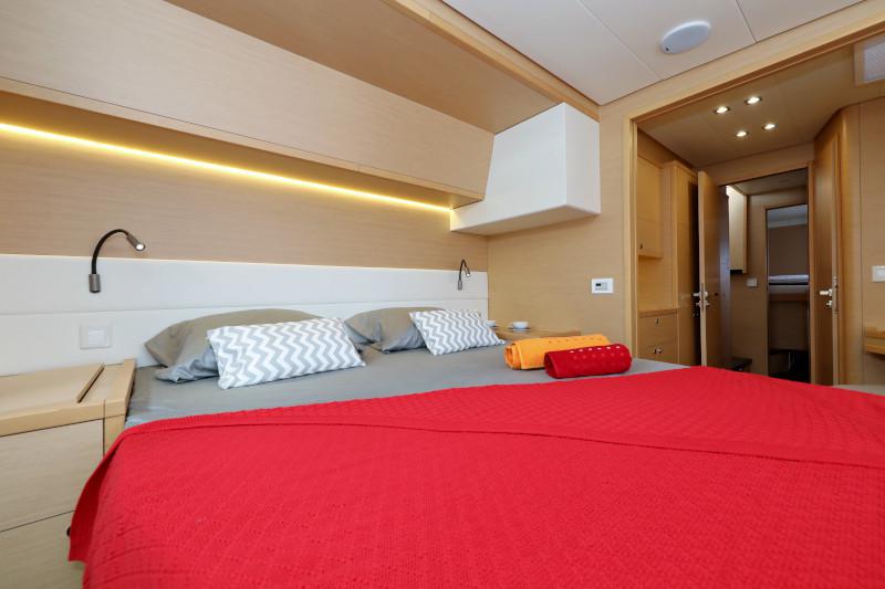 Book yachts online - catamaran - Lagoon 52 - SEA DWELLER  - rent