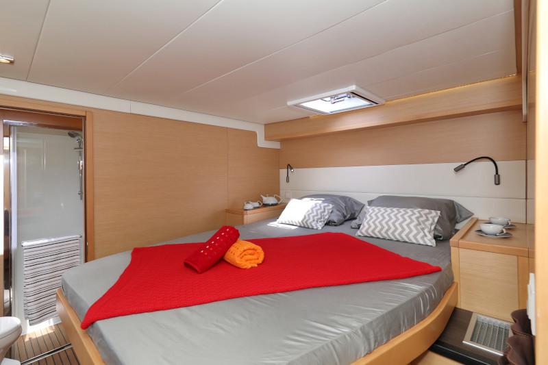 Book yachts online - catamaran - Lagoon 52 - SEA DWELLER  - rent