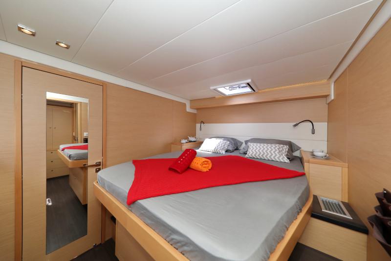 Book yachts online - catamaran - Lagoon 52 - SEA DWELLER  - rent