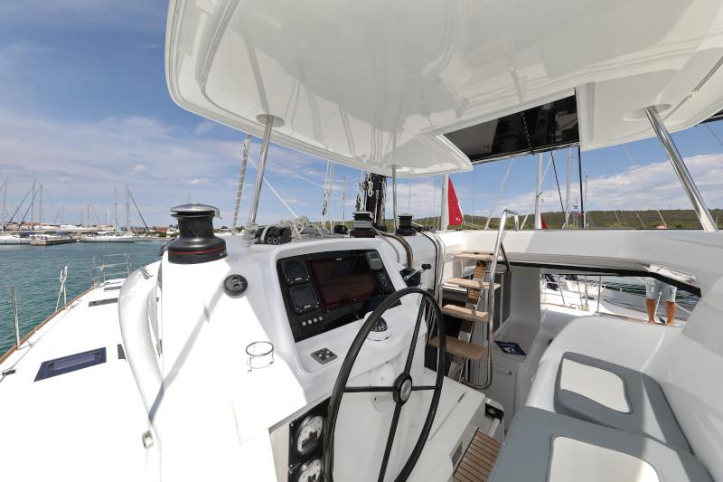 Book yachts online - catamaran - Lagoon 52 - SEA DWELLER  - rent