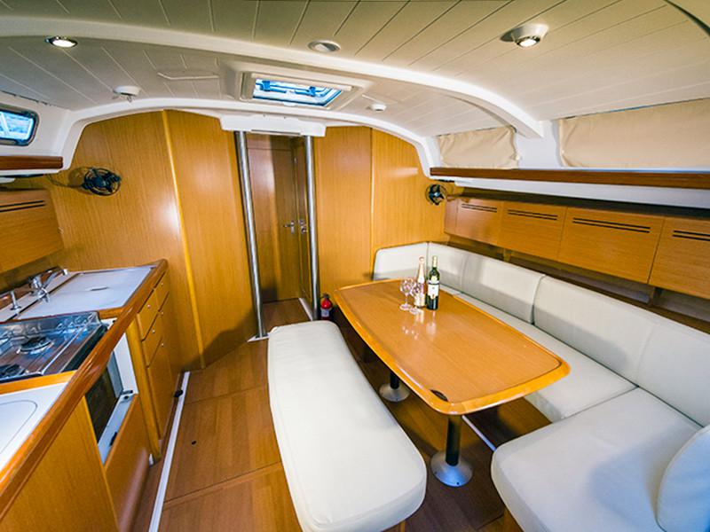 Book yachts online - sailboat - Beneteau Cyclades 43 - Go With The Flow - rent