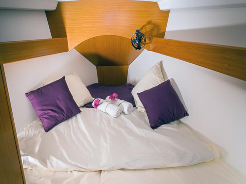 Book yachts online - sailboat - Beneteau Cyclades 43 - Go With The Flow - rent