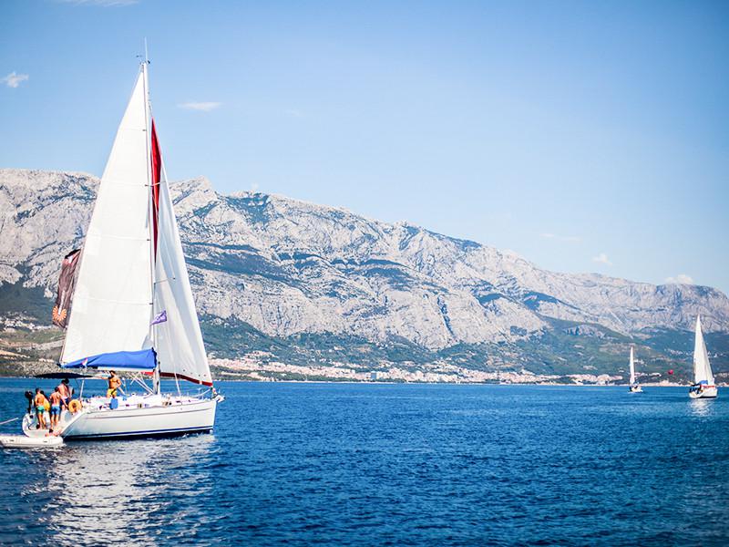 Book yachts online - sailboat - Beneteau Cyclades 43 - Go With The Flow - rent