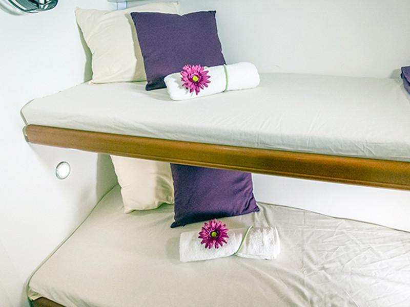 Book yachts online - sailboat - Beneteau Cyclades 43 - Go With The Flow - rent