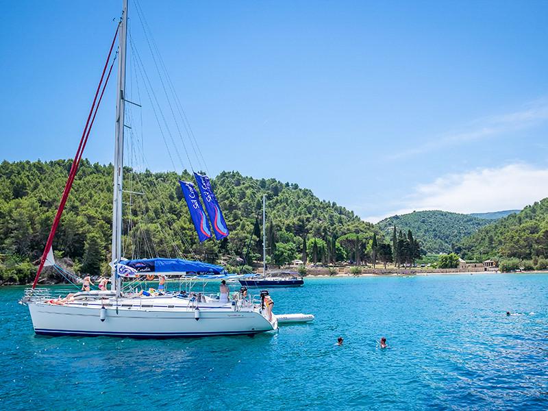 Book yachts online - sailboat - Beneteau Cyclades 43 - Go With The Flow - rent