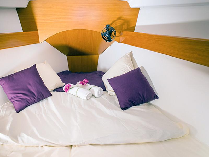 Book yachts online - sailboat - Beneteau Cyclades 43 - Go With The Flow - rent