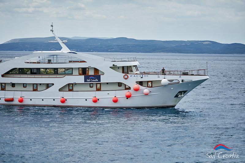 Book yachts online - motorboat - Motoryacht Pacific - Pacific - rent