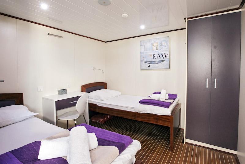 Book yachts online - motorboat - Motoryacht Pacific - Pacific - rent