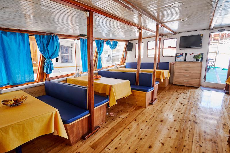 Book yachts online - motorboat - Motoryacht Naval - Naval - rent