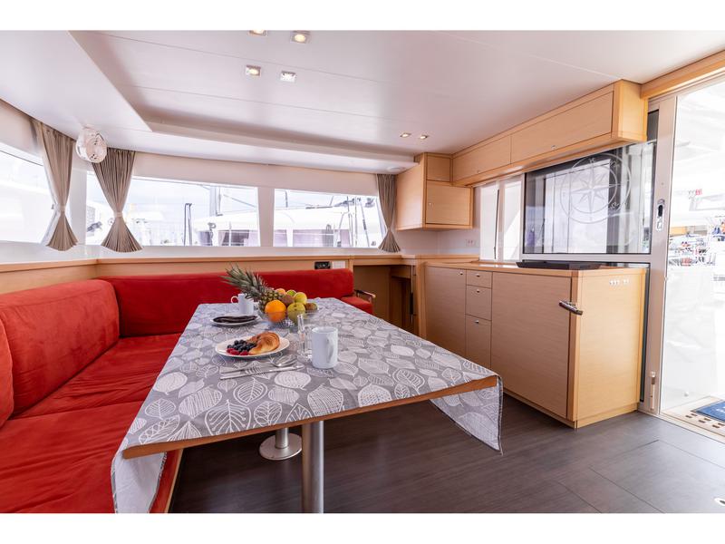 Book yachts online - catamaran - Lagoon 450 (2014) equipped with generator, A/C (saloon) - MUSTRA I - rent