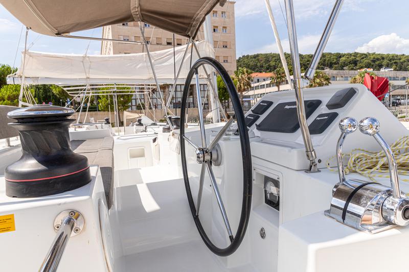 Book yachts online - catamaran - Lagoon 450 (2014) equipped with generator, A/C (saloon) - MUSTRA I - rent