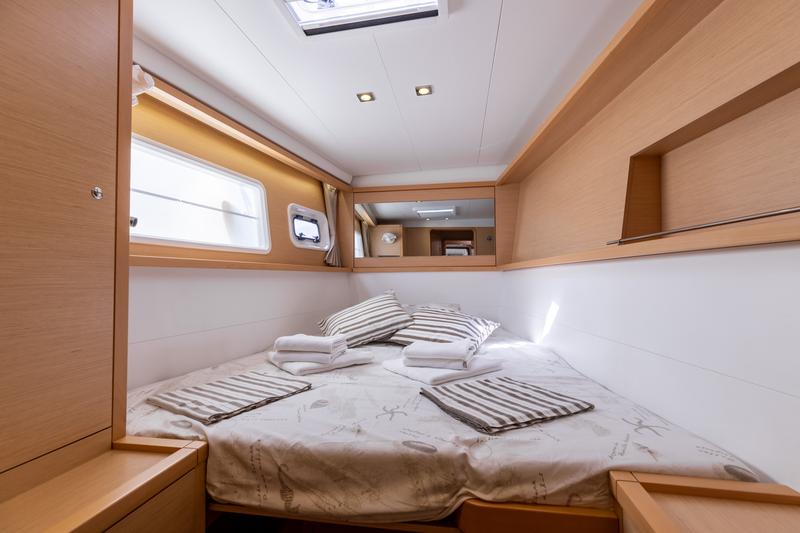 Book yachts online - catamaran - Lagoon 450 (2014) equipped with generator, A/C (saloon) - MUSTRA I - rent