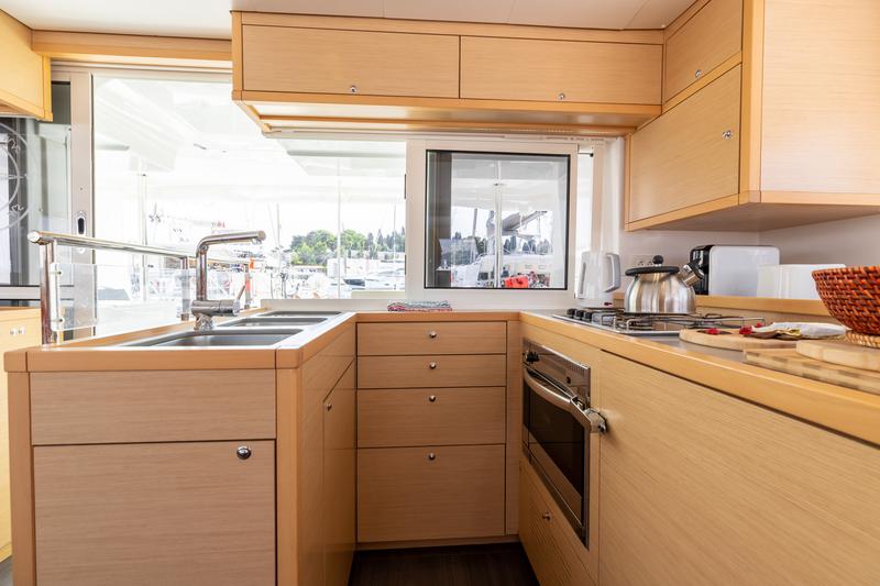 Book yachts online - catamaran - Lagoon 450 (2014) equipped with generator, A/C (saloon) - MUSTRA I - rent