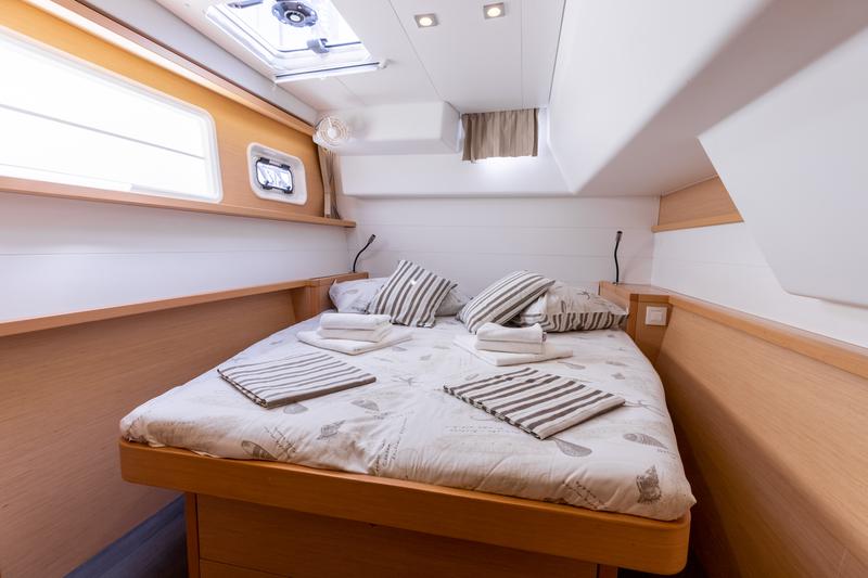 Book yachts online - catamaran - Lagoon 450 (2014) equipped with generator, A/C (saloon) - MUSTRA I - rent