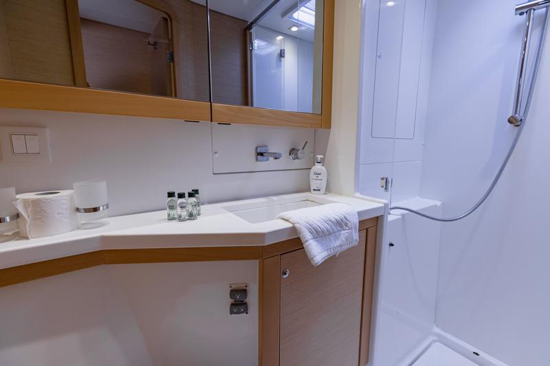 Book yachts online - catamaran - Lagoon 450 (2014) equipped with generator, A/C (saloon) - MUSTRA I - rent