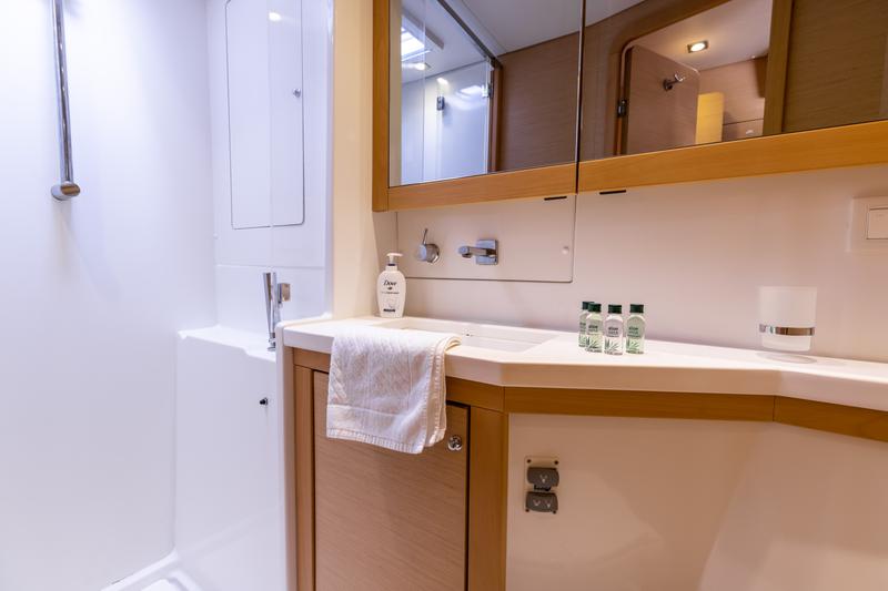 Book yachts online - catamaran - Lagoon 450 (2014) equipped with generator, A/C (saloon) - MUSTRA I - rent