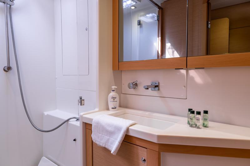 Book yachts online - catamaran - Lagoon 450 (2014) equipped with generator, A/C (saloon) - MUSTRA I - rent