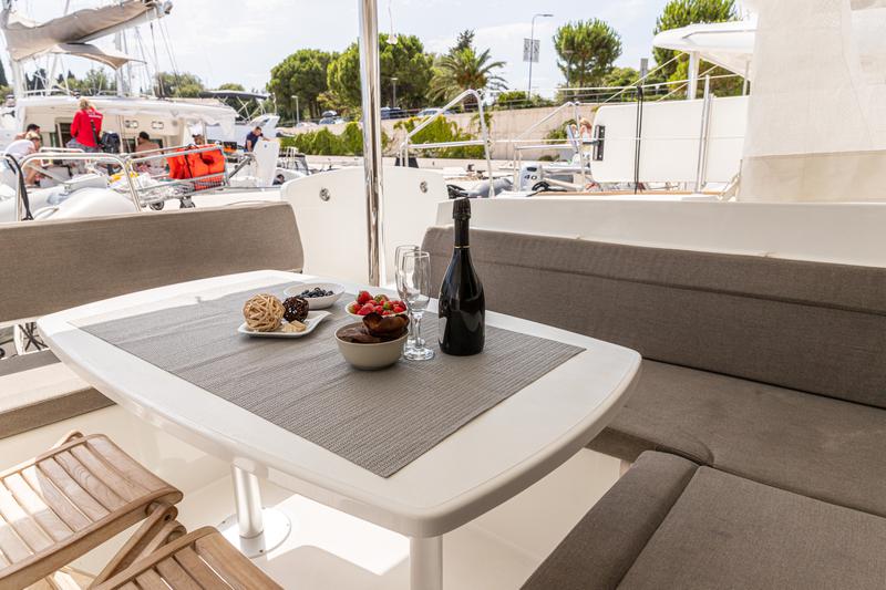 Book yachts online - catamaran - Lagoon 450 (2014) equipped with generator, A/C (saloon) - MUSTRA I - rent