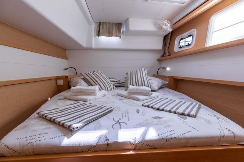 Book yachts online - catamaran - Lagoon 450 (2014) equipped with generator, A/C (saloon) - MUSTRA I - rent