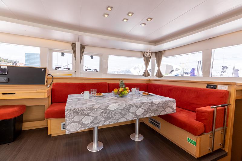 Book yachts online - catamaran - Lagoon 450 (2014) equipped with generator, A/C (saloon) - MUSTRA I - rent