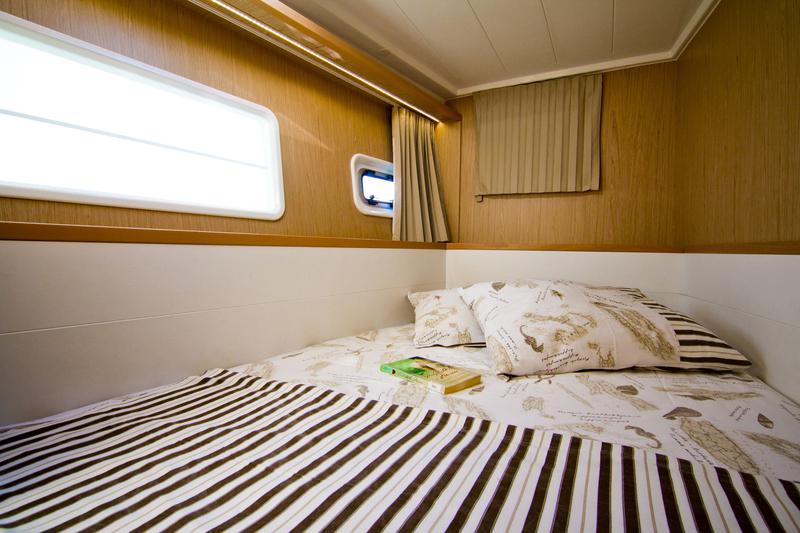 Book yachts online - catamaran - Lagoon 400 S2 (2013) - BABULICA - rent