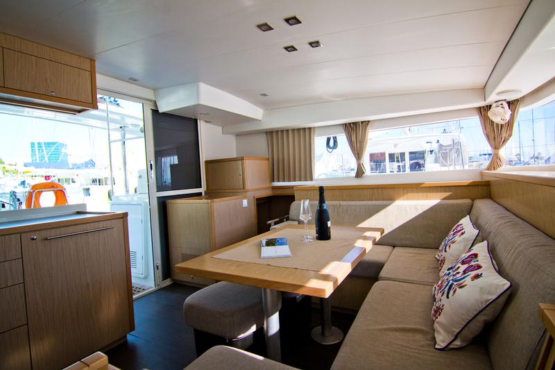 Book yachts online - catamaran - Lagoon 400 S2 (2013) - BABULICA - rent