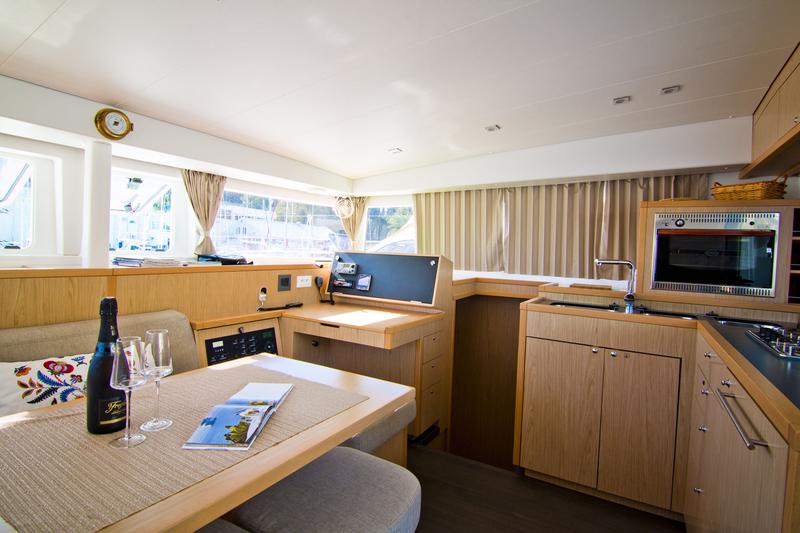 Book yachts online - catamaran - Lagoon 400 S2 (2013) - BABULICA - rent