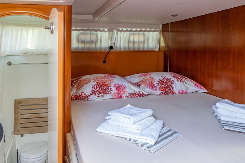 Book yachts online - powercatamaran - Lagoon power 44 (2006) - 2020 total refit - DUPLA - rent