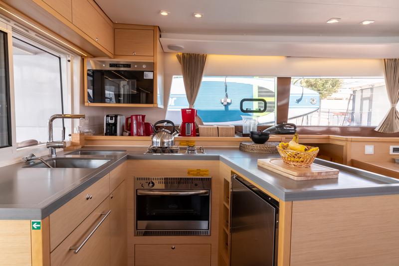 Book yachts online - catamaran - Lagoon 450 F (2017) equipped with generator, A/C (saloon+cabins), ice maker, dishwasher,water maker, microwave oven,  2 S.U.P, kayak,  underwater lights, bow thruster - PRINCESS KARLA I - rent