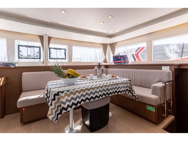 Book yachts online - catamaran - Lagoon 450 F (2018) equipped with generator, A/C (saloon+cabins), 2 S.U.P. - MALA MARE - rent