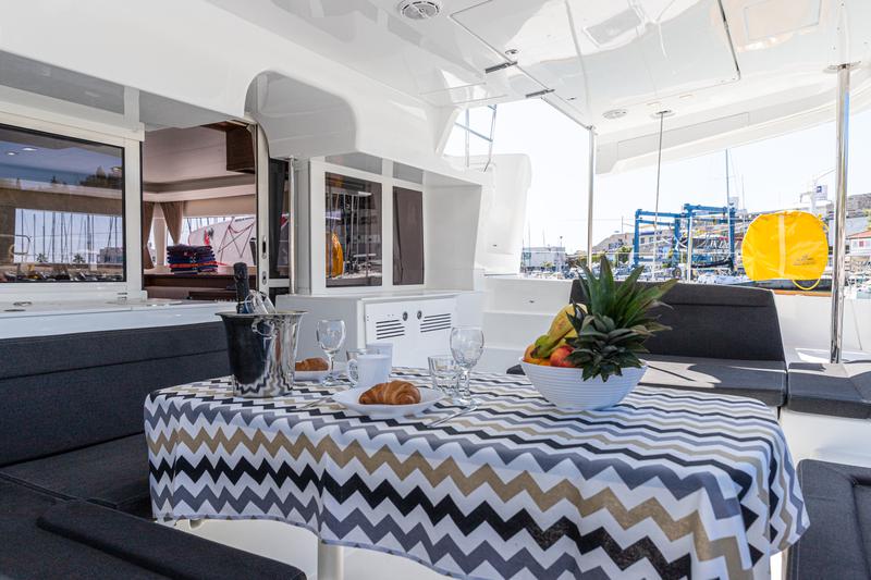 Book yachts online - catamaran - Lagoon 450 F (2018) equipped with generator, A/C (saloon+cabins), 2 S.U.P. - MALA MARE - rent