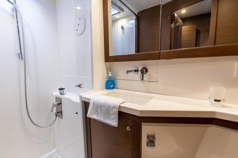 Book yachts online - catamaran - Lagoon 450 F (2018) equipped with generator, A/C (saloon+cabins), 2 S.U.P. - MALA MARE - rent