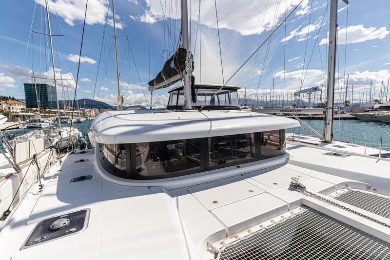 Book yachts online - catamaran - Lagoon 42 (2020) equipped with generator, A/C (saloon+cabins),water maker, microwave oven with grill - HAPPY KEY - rent