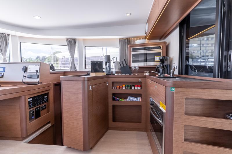 Book yachts online - catamaran - Lagoon 42 (2020) equipped with generator, A/C (saloon+cabins),water maker, microwave oven with grill - HAPPY KEY - rent