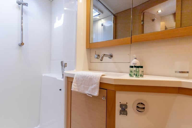 Book yachts online - catamaran - Lagoon 450 F (2016) equipped with generator, A/C (saloon+cabins), ice maker - SMILE I - rent