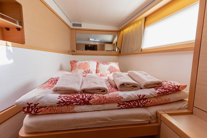 Book yachts online - catamaran - Lagoon 450 F (2016) equipped with generator, A/C (saloon+cabins), ice maker - SMILE I - rent