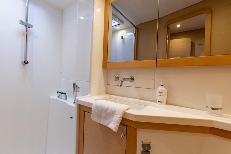 Book yachts online - catamaran - Lagoon 450 F (2016) equipped with generator, A/C (saloon+cabins), ice maker - SMILE I - rent