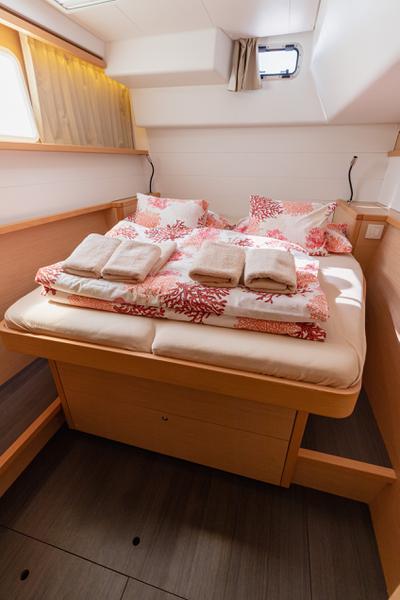 Book yachts online - catamaran - Lagoon 450 F (2016) equipped with generator, A/C (saloon+cabins), ice maker - SMILE I - rent