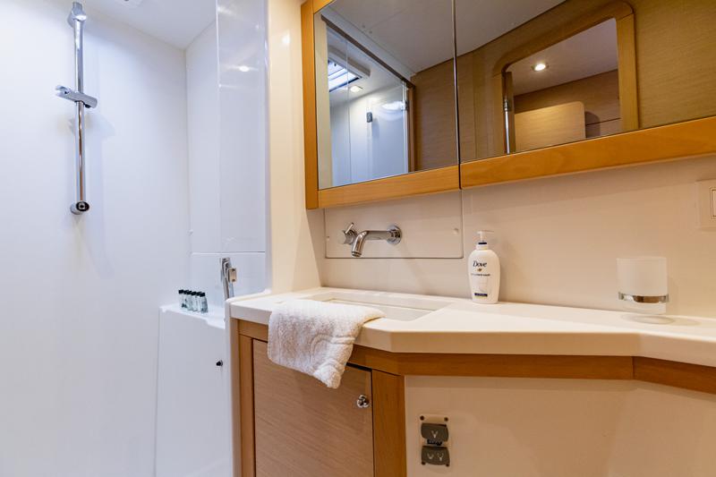 Book yachts online - catamaran - Lagoon 450 F (2016) equipped with generator, A/C (saloon+cabins), ice maker - SMILE I - rent