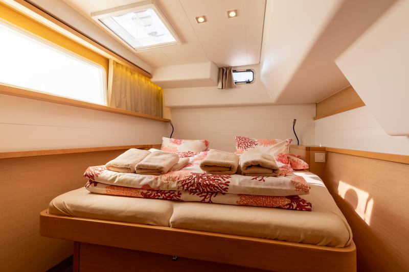 Book yachts online - catamaran - Lagoon 450 F (2016) equipped with generator, A/C (saloon+cabins), ice maker - SMILE I - rent