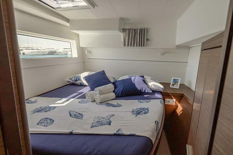 Book yachts online - catamaran - Lagoon 40 (2020) equipped with a/c (salon), generator - SAILOR MOON - rent