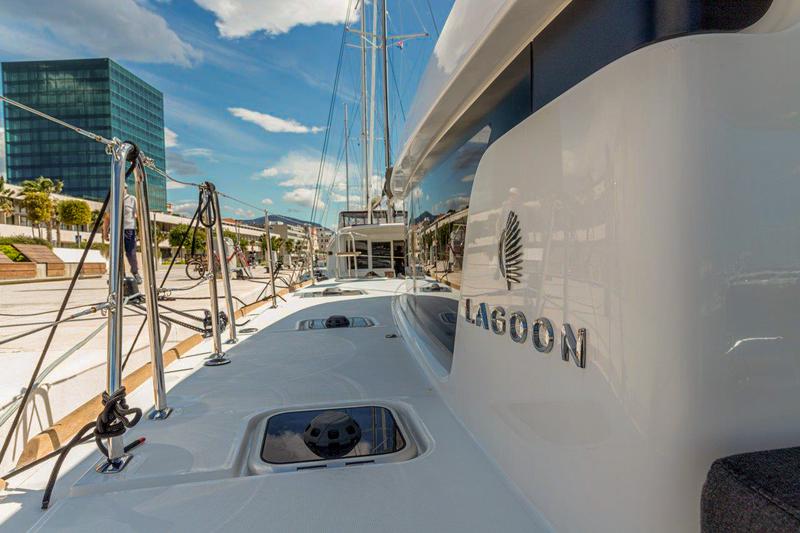 Book yachts online - catamaran - Lagoon 40 (2020) equipped with a/c (salon), generator - SAILOR MOON - rent