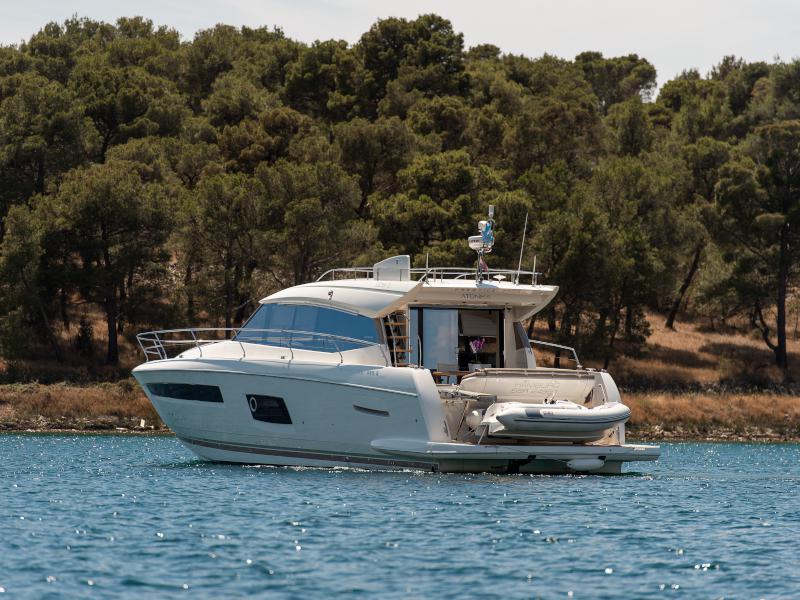 Book yachts online - motorboat - Prestige 550S - Atonika - rent
